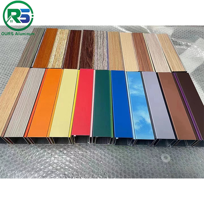 Strop metalowy z zawieszeniem liniowym 0,9 mm Strop biały z aluminium