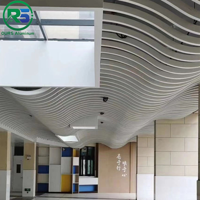 2.0mm Podwieszony metalowy sufit w czerwonym winie do nowoczesnej i prostej dekoracji